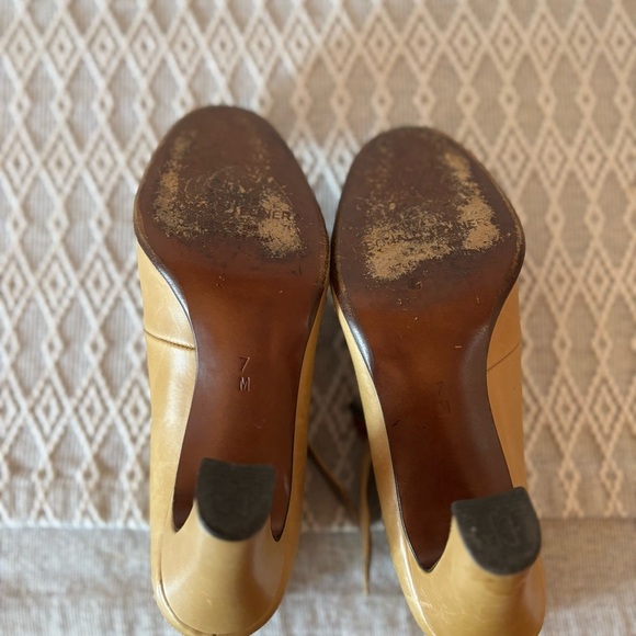 Donald J. Pliner Camel Leather Beweled Buckle Mary Jane Heels Size 7. 3 1/4” - Picture 6 of 9